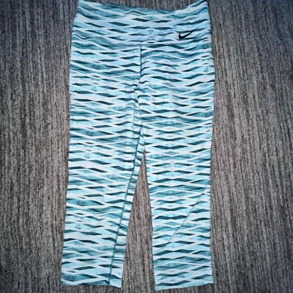 Nike Women’s Size Medium Dri Fit Athletic Capri Leggings‎ Blue Patterned Bottoms - Picture 1 of 8